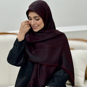 روسری زنانه قواره بزرگ دوردوزی شده طرح پتینه رنگ مشکی